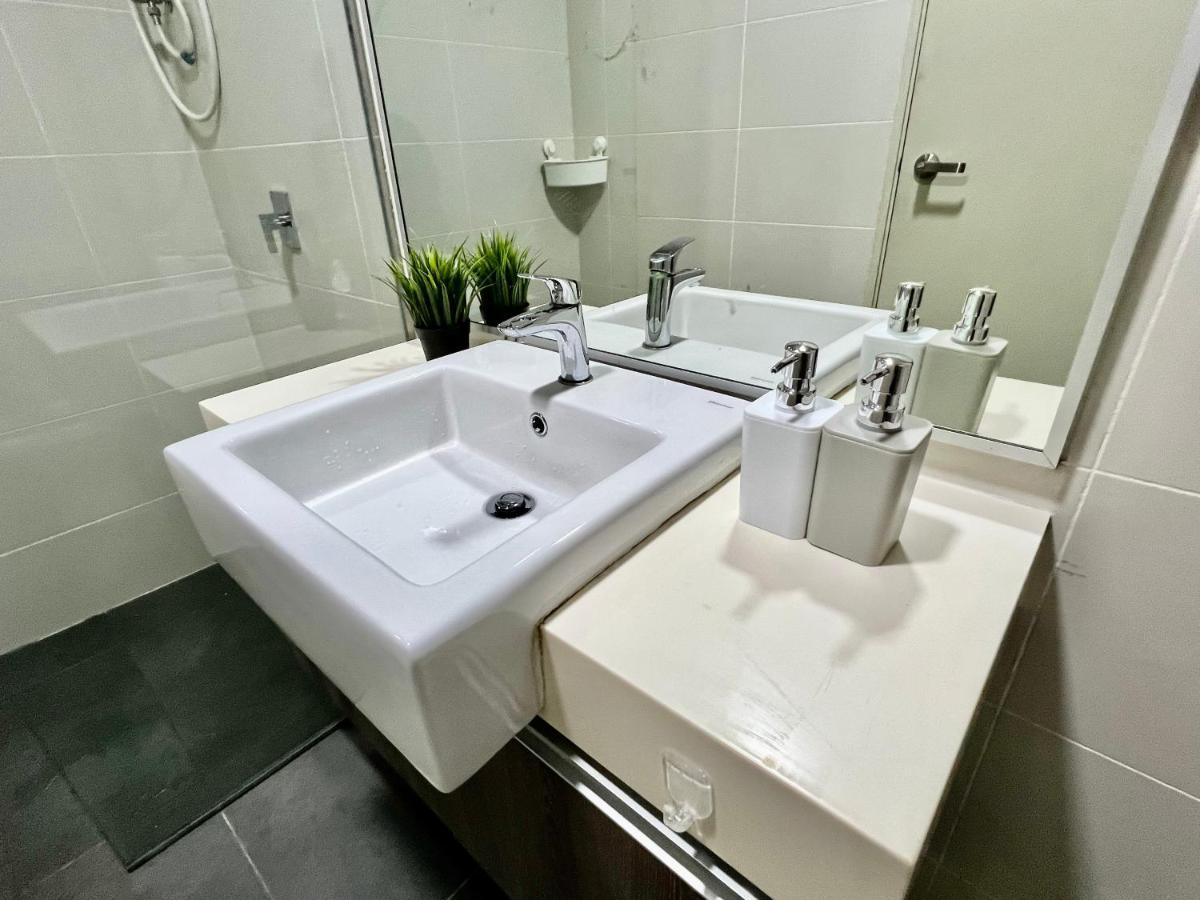Apartment Royale Midvalley Netflix Pools 4 Pax