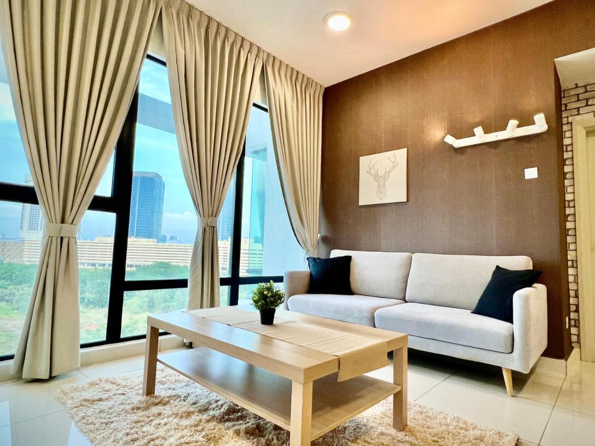 Royale Midvalley Netflix Pools 4 Pax Apartment *
