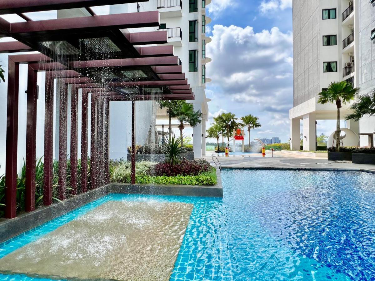 Royale Midvalley Netflix Pools 4 Pax Pangsapuri