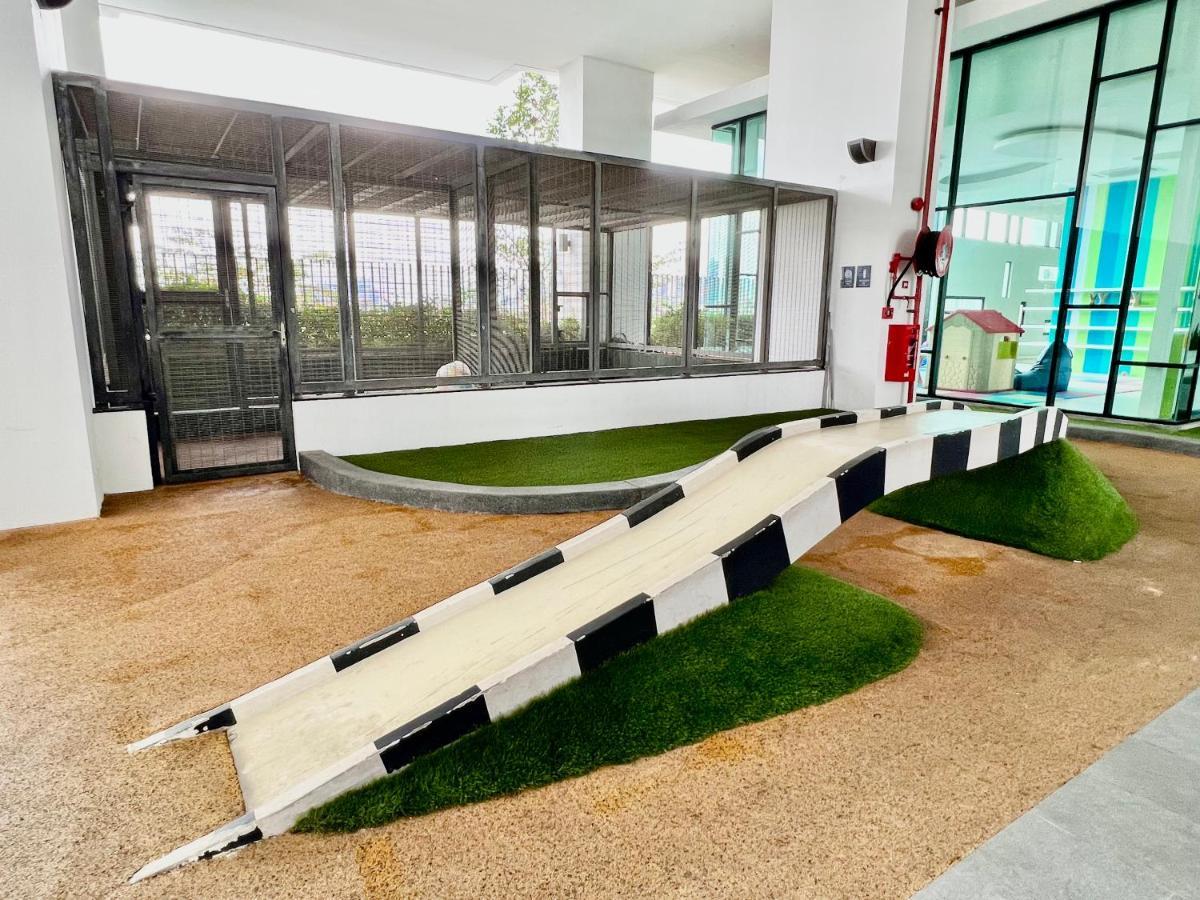 Royale Midvalley Netflix Pools 4 Pax Apartment