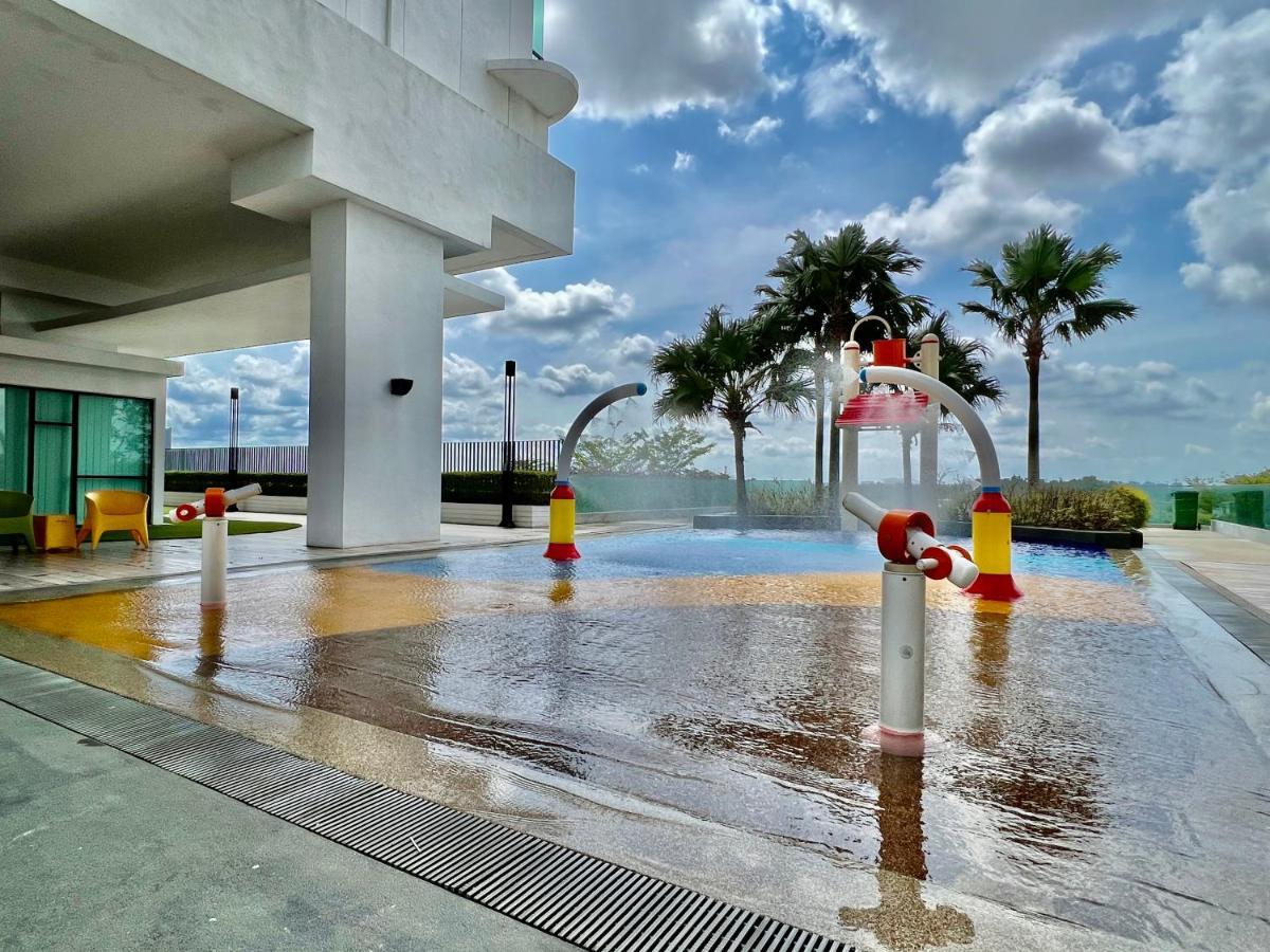 Royale Midvalley Netflix Pools 4 Pax Pangsapuri Johor Bahru